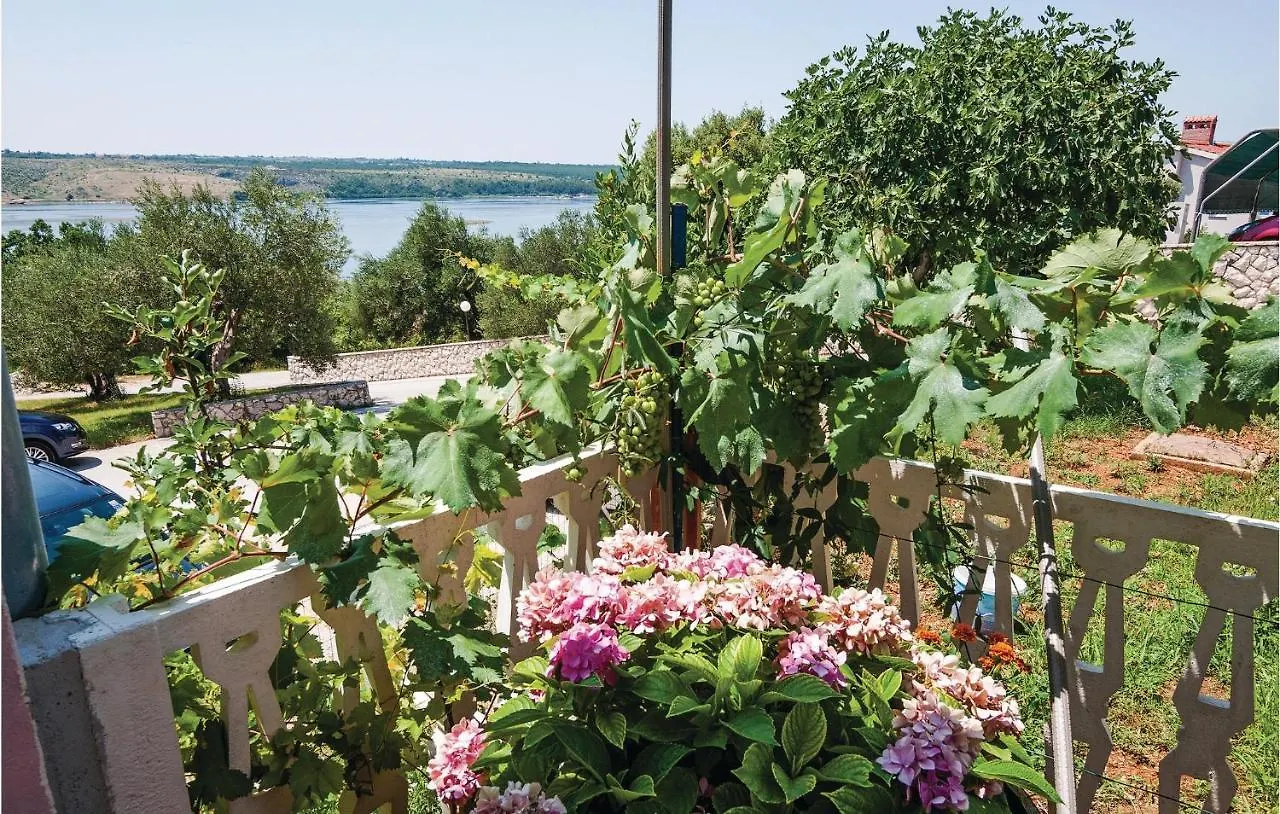 1 Bedroom Cozy Apartment In Posedarje