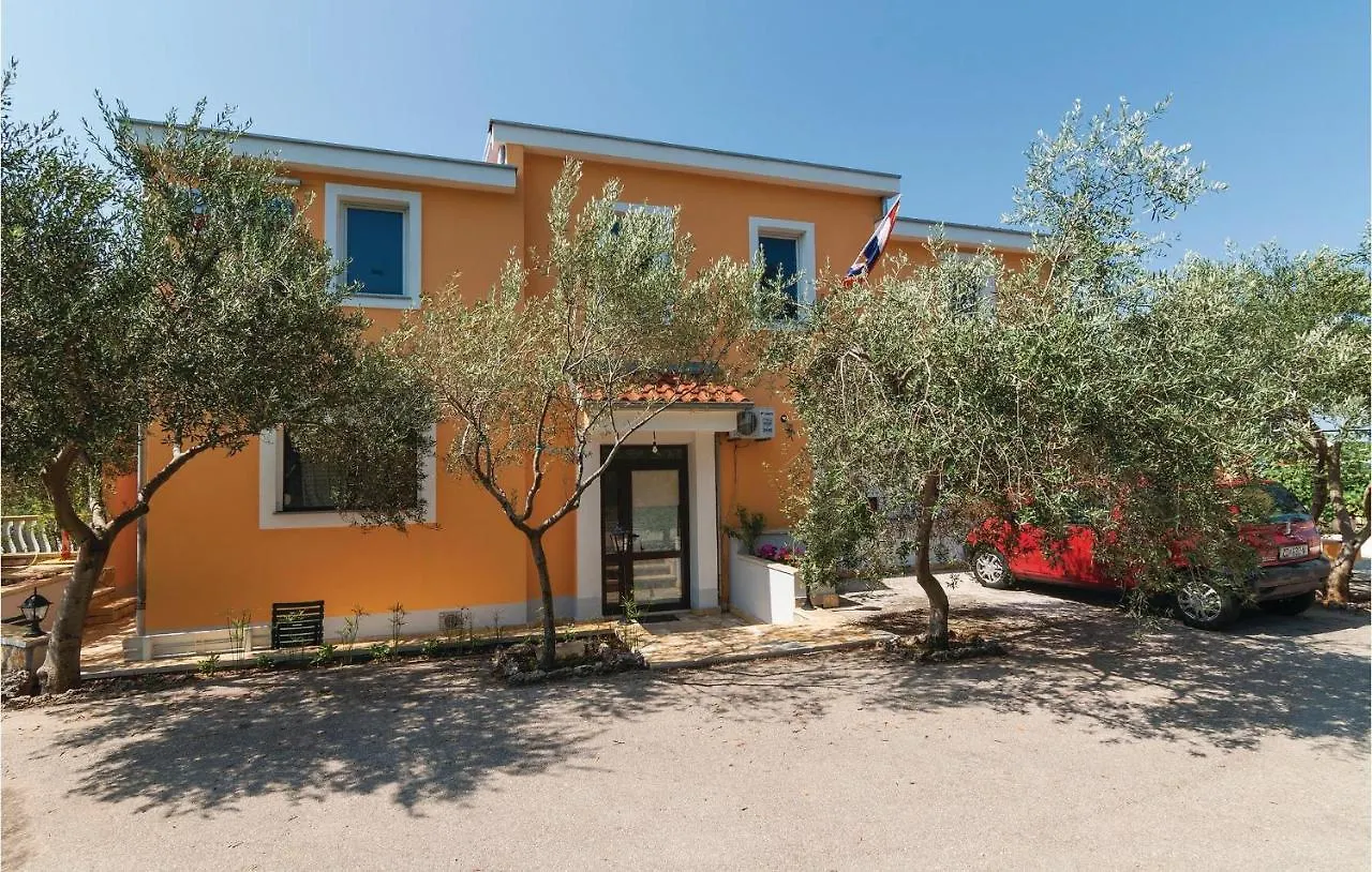 1 Bedroom Cozy Apartment In Posedarje