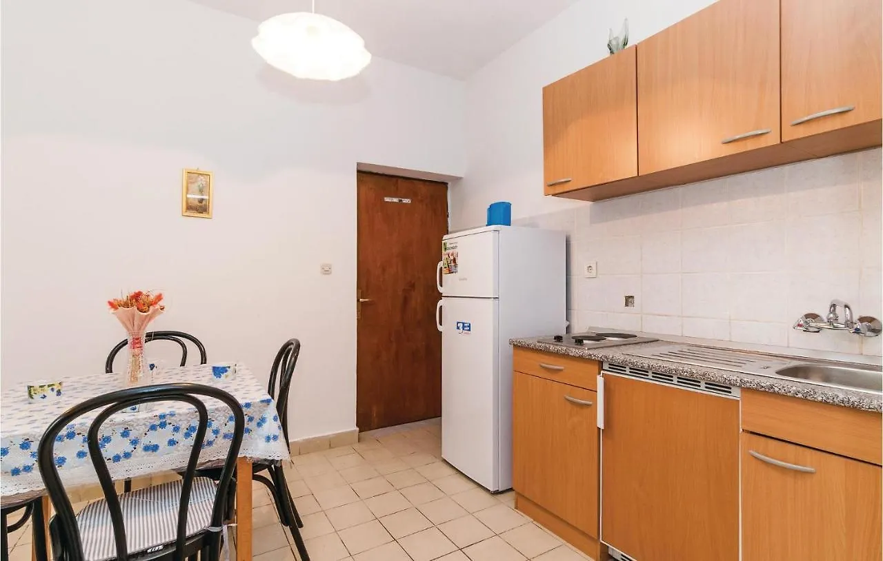 1 Bedroom Cozy Apartment In Posedarje