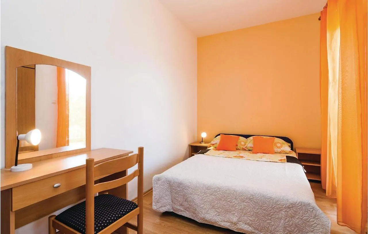 1 Bedroom Cozy Apartment In Posedarje