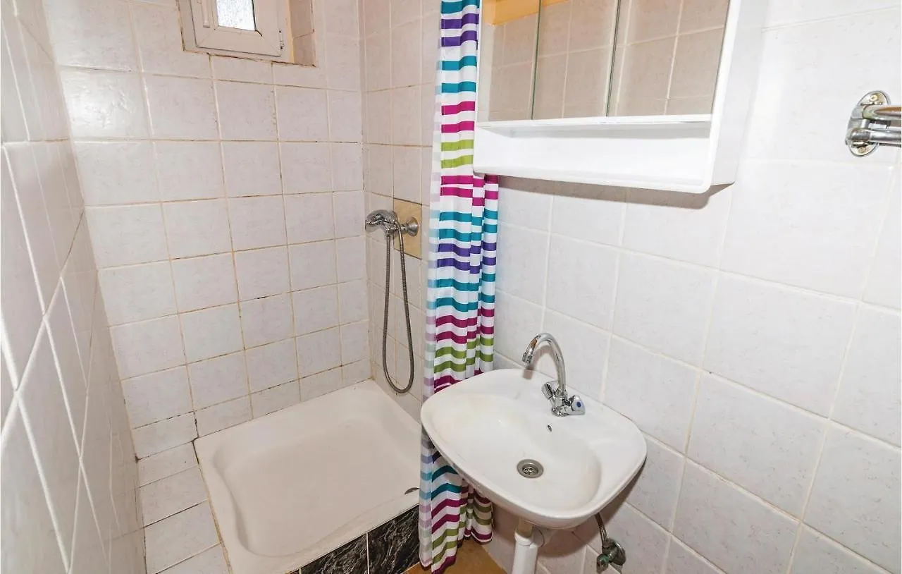1 Bedroom Cozy Apartment In Posedarje