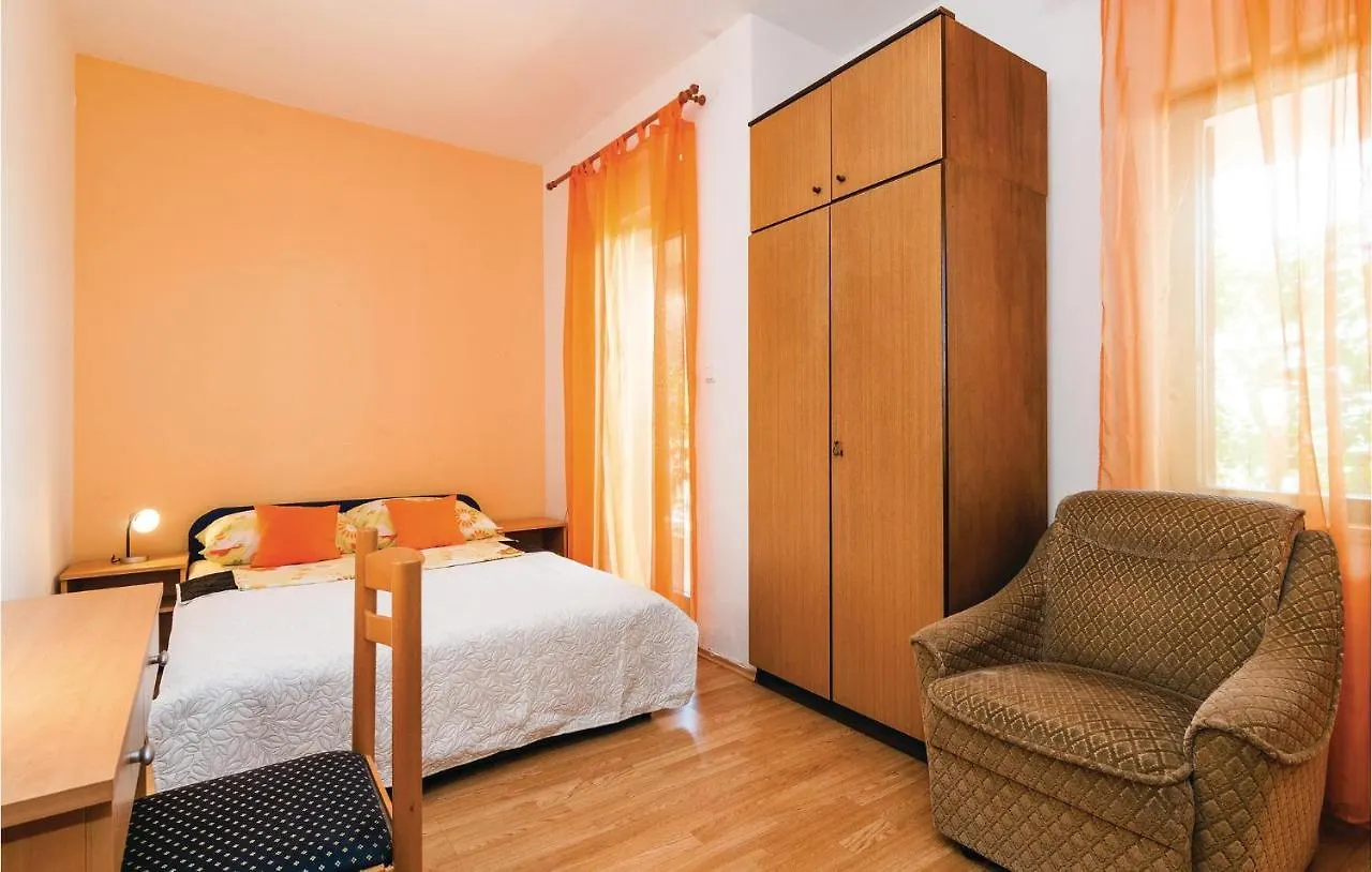1 Bedroom Cozy Apartment In Posedarje