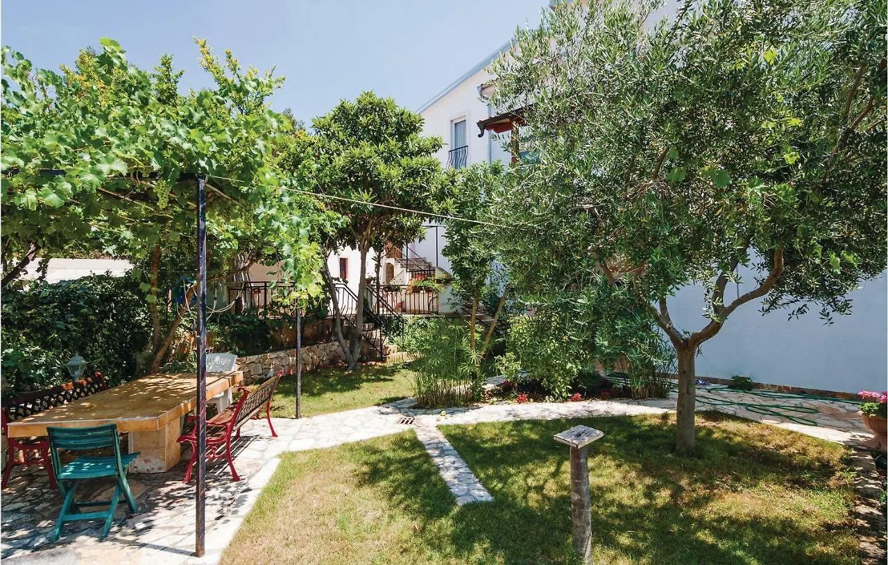 1 Bedroom Cozy Apartment In Posedarje